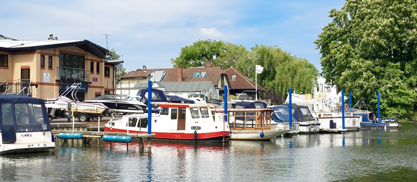 Narrowboat and river cruiser moorings, t